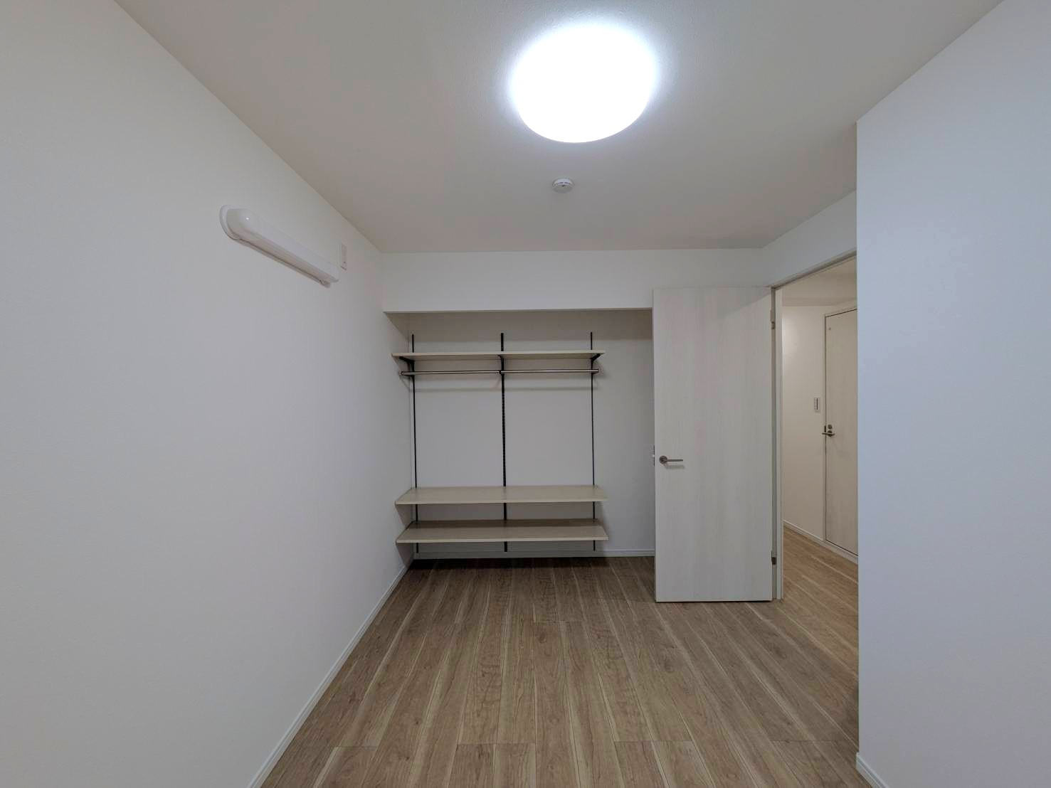 サーパス東古松の洋室|◆洋室5.2畳の様子です。