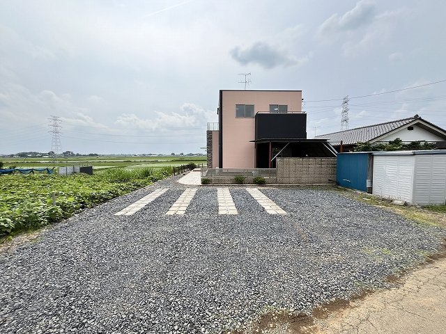 筑西市関本上の駐車場|並列3台以上OKの広々スペース！お友だちやご親戚が来ても安心♪ゆとりある敷地がうれしいですね(^^)