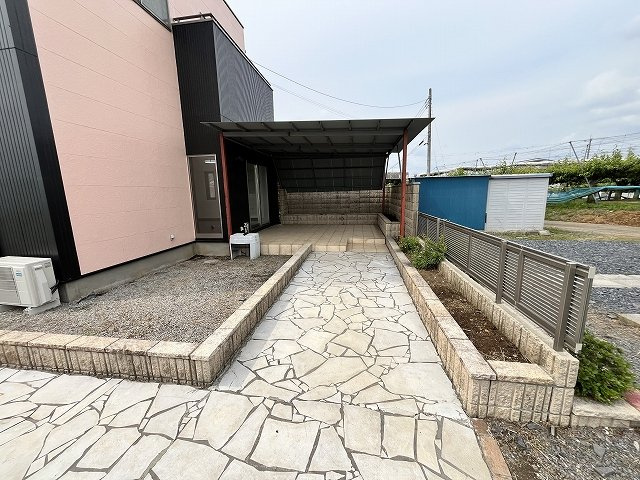 筑西市関本上の設備|おしゃれな石張りアプローチと屋根付きテラス♪屋根付きのスペースもあるので、普段は洗濯物を干すスペースやプランターやイスを置いて、庭時間も楽しめそうです◎