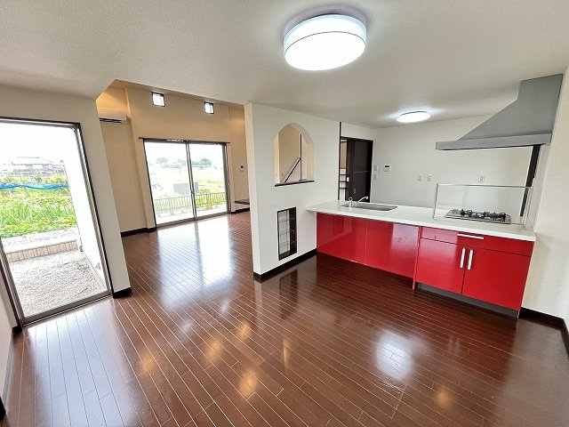 筑西市関本上の居間・リビング|吹き抜け階段が開放感を演出♪デザイン性のある間取りで、家族の会話も自然と増えそうです(^^)