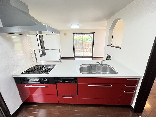 筑西市関本上のキッチン|お料理が楽しくなりそうな、赤いシステムキッチン♪カウンター越しに家族の笑顔が見える配置も魅力です◎