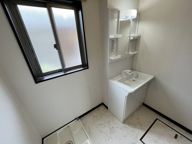 筑西市関本上の独立洗面台|窓付きで明るく換気も◎新品の洗面台と清潔感のある床で、朝の支度も気持ちよくスタートできます♪