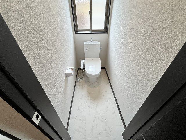 筑西市関本上のトイレ|窓付きで換気もバッチリ♪新品交換済みの清潔なトイレで、毎日気持ちよく使える空間になっています◎