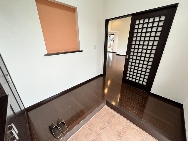 筑西市関本上の玄関|落ち着いた色合いの玄関は、お客様をあたたかく迎えてくれる空間♪格子戸も雰囲気があって素敵です◎