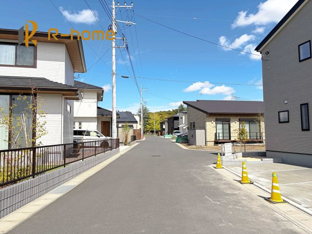 ひたちなか市東石川第13　新築戸建て　3号棟の前面道路含む現地写真|周辺環境も併せて案内致します♪
閑静な住宅地で笑顔あふれる新生活！
ぜひ現地へお越しください♪