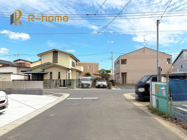 ひたちなか市東石川第13　新築戸建て　4号棟の前面道路含む現地写真|周辺環境も併せて案内致します♪
閑静な住宅地で笑顔あふれる新生活！
ぜひ現地へお越しください♪