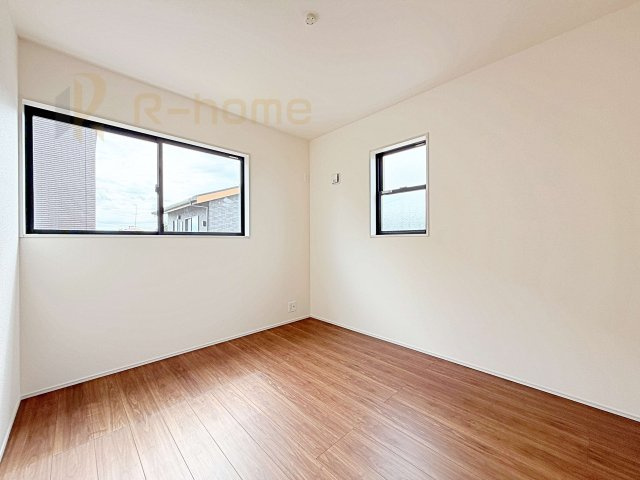 ひたちなか市東石川第13　新築戸建て　5号棟の洋室|2面窓の風通しの良い洋室です♪差し込む暖かな陽当たりで、室内がくつろげる空間に早変わりです♪