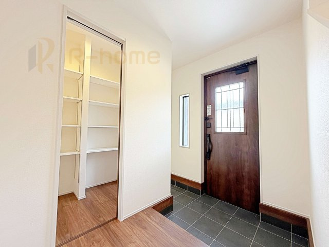 ひたちなか市東石川第13　新築戸建て　5号棟の玄関|玄関には便利なシューズクロークを設置。アウトドア用品やベビーカーなどの収納に役立ちますね♪