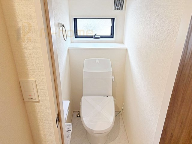 ひたちなか市東石川第13　新築戸建て　5号棟のトイレ|温水洗浄便座付きのトイレ。
トイレが２ヵ所設置で朝の忙しい時間でも安心です。