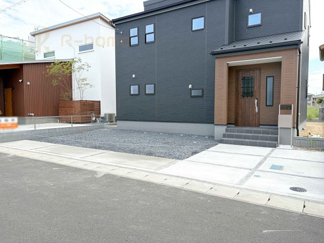 ひたちなか市東石川第13　新築戸建て　5号棟の駐車場|カースペースは3台完備。ゲスト用のスペースも確保できますね♪