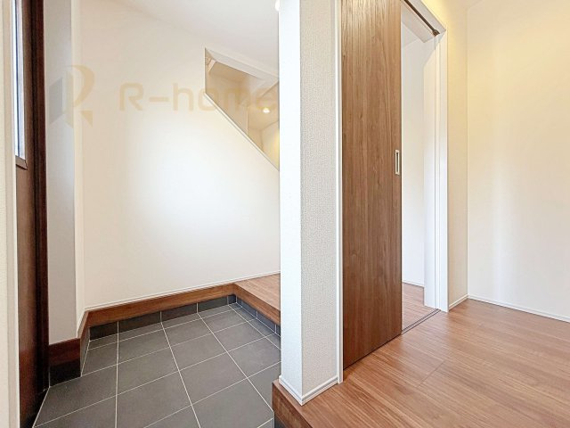 ひたちなか市東石川第13　新築戸建て　5号棟の玄関|ベビーカーなどもスッキリ収納できるシューズクローク！