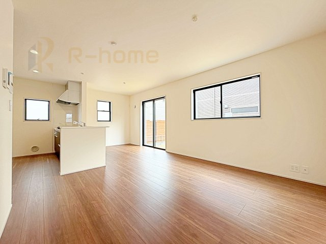 ひたちなか市東石川第13　新築戸建て　5号棟の居間・リビング|リビングには開口部を可能な限り多く設けました。人が集まる場所なので開放感が必要な場所だと思います。