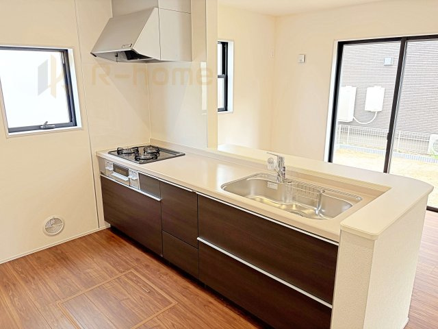 ひたちなか市東石川第13　新築戸建て　5号棟のキッチン|料理をしながら家族とコミュニケーションが取れる対面式システムキッチン。