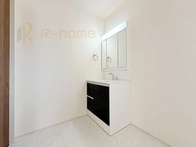 ひたちなか市東石川第13　新築戸建て　5号棟の洗面所|三面鏡の使いやすい洗面台です。忙しい朝も家族みんなで身支度可能なスペース。