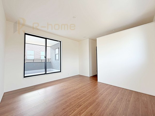 ひたちなか市東石川第13　新築戸建て　5号棟の洋室|収納便利なウォークインクローゼット付きの洋室♪
明るく風通しの良いお部屋です♪
