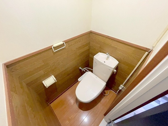 東淀川区西淡路5丁目　貸家のトイレ