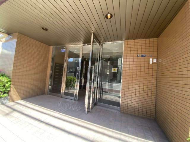 ユニライフ若江岩田のエントランス