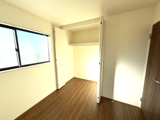 リーブルガーデンS渋川市行幸田　２号棟の洋室|２階洋室１収納です！ウォークインクローゼットです♪