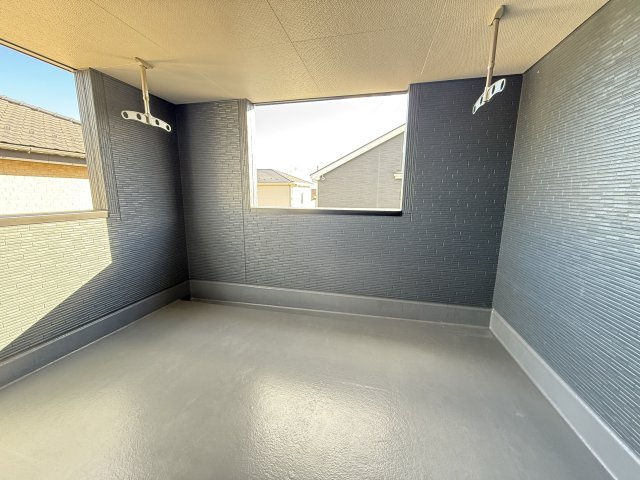 リーブルガーデンS渋川市行幸田　２号棟のバルコニー|広々したインナーバルコニーがあります。急な雨でも洗濯物が濡れずに安心☆