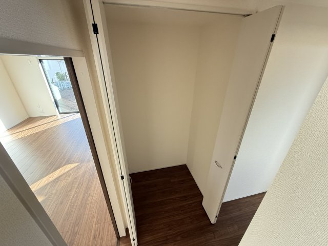 リーブルガーデンS渋川市行幸田　２号棟の玄関|モニター付きインターホン標準装備！
玄関床もタイルが敷いてあるのでお掃除しやすいですよ。