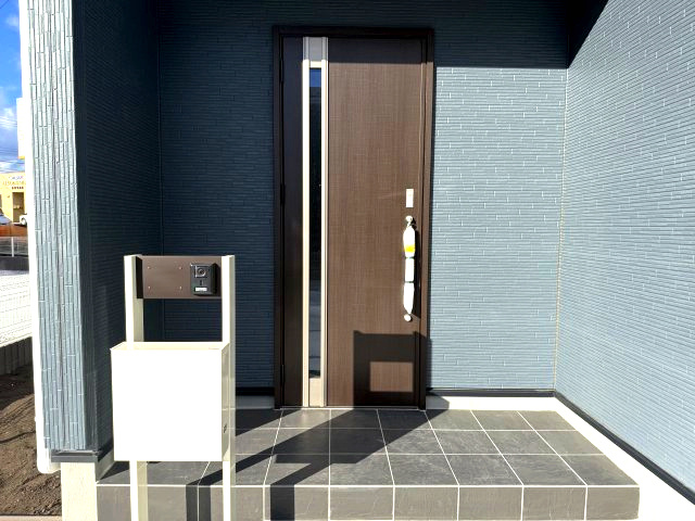 リーブルガーデンS渋川市行幸田　２号棟の玄関|モニター付きインターホン標準装備！
玄関床もタイルが敷いてあるのでお掃除しやすいですよ。