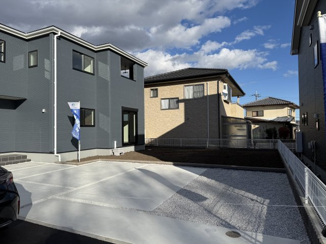 リーブルガーデンS渋川市行幸田　２号棟の駐車場|駐車場もキレイに整備されています。並列3台以上駐車可能ですよ！