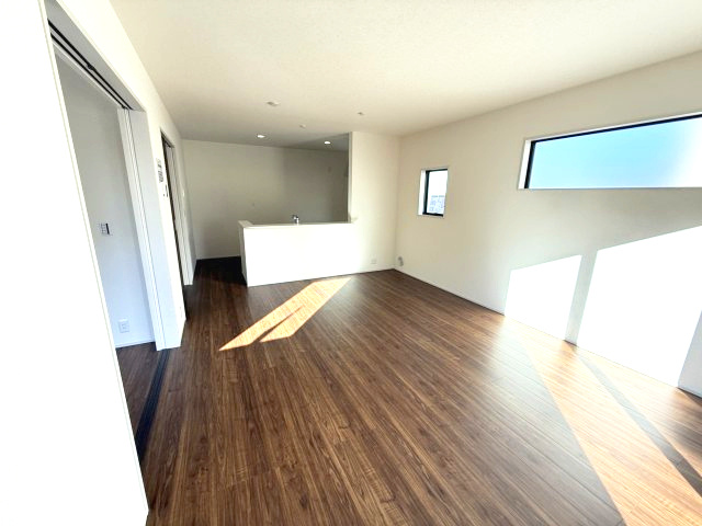 リーブルガーデンS渋川市行幸田　２号棟の居間・リビング|人気のカウンターキッチン採用です☆
コンロも３口ご用意しています！調理スペースも広くストレスなくお料理できます。
浄水器つきなので美味しいお水も飲めますよ♪
収納も沢山ご用意しています。