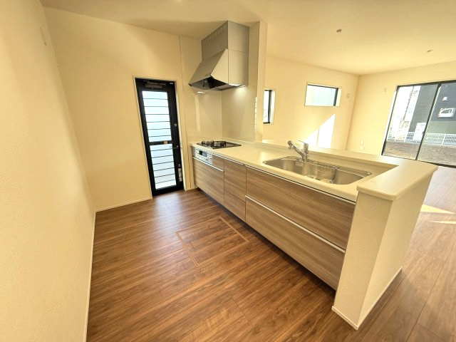 リーブルガーデンS渋川市行幸田　２号棟のキッチン|人気の対面式キッチンを配した空間はお好みの家具も合わせやすく、家族がくつろぐ快適な空間造りをサポート。窓からは明るい陽光が差し込みます。