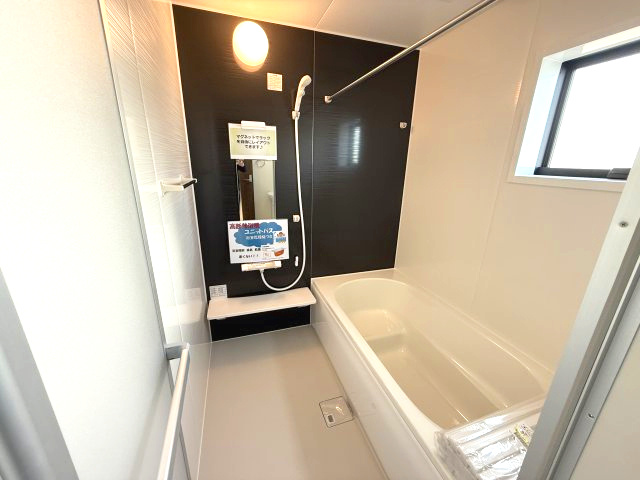 リーブルガーデンS渋川市行幸田　２号棟の浴室|１坪タイプのフルオートバスです！
足を延ばして入れる広さなので一日の疲れも癒されますよ♪
室内物干しや浴室乾燥機もあるのでお天気の悪い日にはランドリースペースとしてもご利用できます！