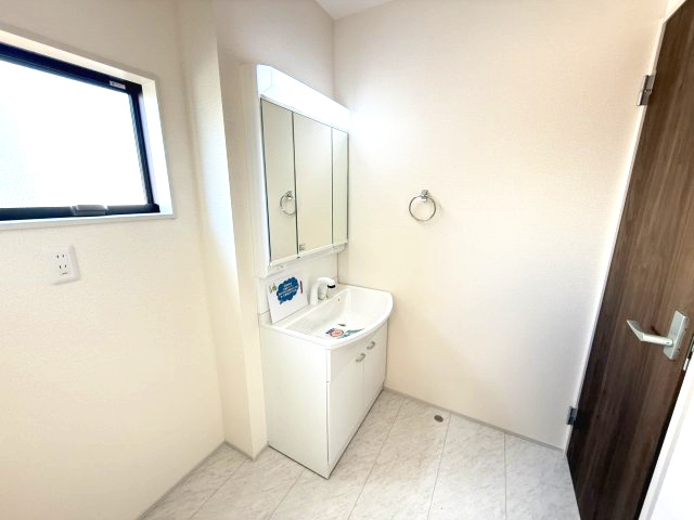 リーブルガーデンS渋川市行幸田　２号棟の洗面所|通常より広めの３帖です！シャワー水栓付き洗面台で朝の身支度もバッチリです！
洗面台には収納スペースもあり洗面室もすっきり片付きますよ！