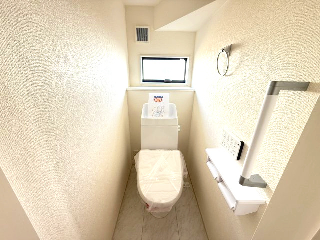 リーブルガーデンS渋川市行幸田　２号棟のトイレ|1階トイレです。清潔感のある白を基調としています。
温水洗浄・便座暖房機能の付いた快適なトイレです☆