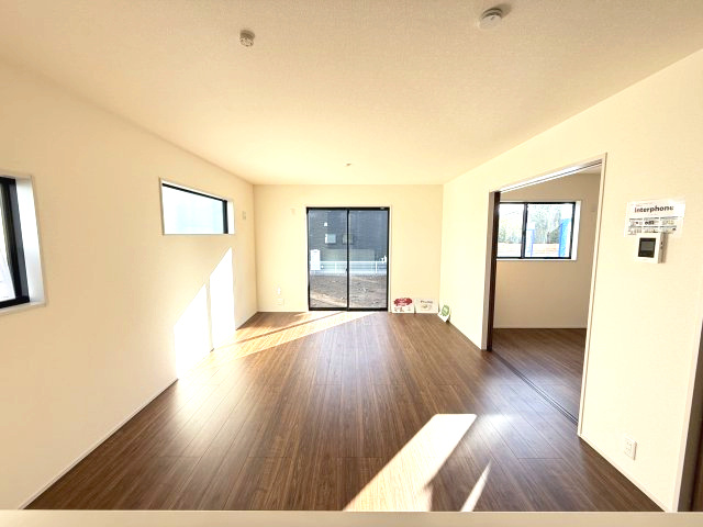 リーブルガーデンS渋川市行幸田　２号棟の居間・リビング|カウンターキッチンなのでお料理をしながら会話もできます。
夕食の支度をしながら、お子様の様子も見られて自然と会話も増えますよ♪