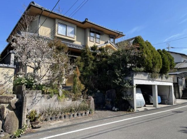 富田林市山手町茶室のある8LDKの家の前面道路含む現地写真