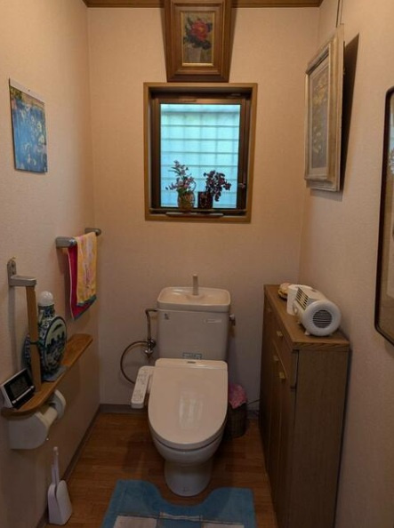 富田林市山手町茶室のある8LDKの家のトイレ