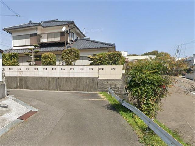 高知市瀬戸西町2丁目　中古戸建ての前面道路含む現地写真