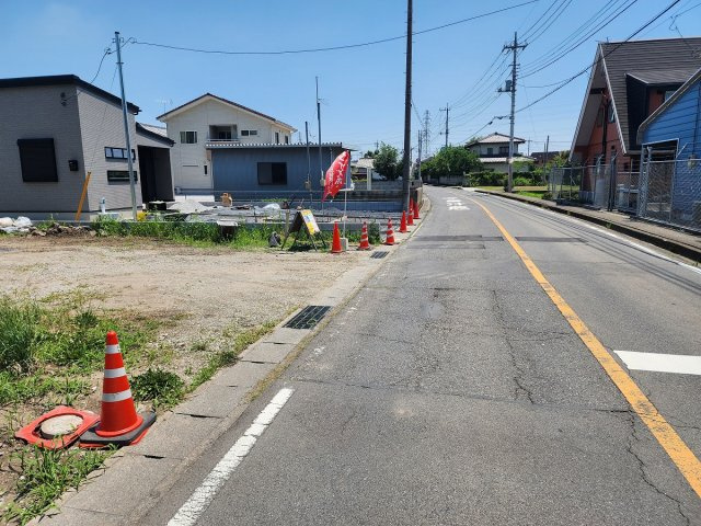 高崎市日高町5号地　売地の前面道路含む現地写真