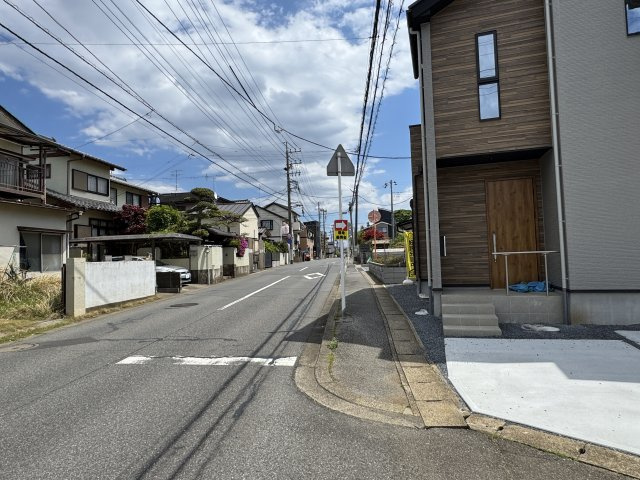 柏市豊四季新築戸建【豊小学校：1分】の前面道路含む現地写真|北東側前面道路・幅員約8ｍ