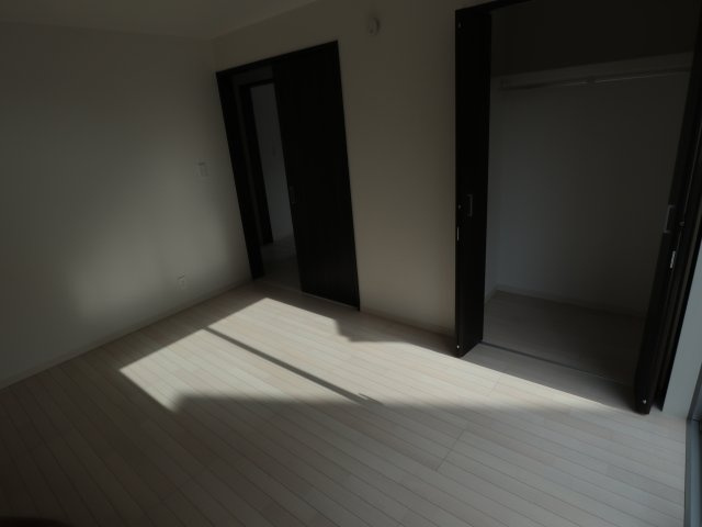 《仲介手数料無料》見沼区大字小深作682-1(全1戸)新築一戸建てサニータウンの洋室|撮影日 2025年7月14日 16:15 晴れ