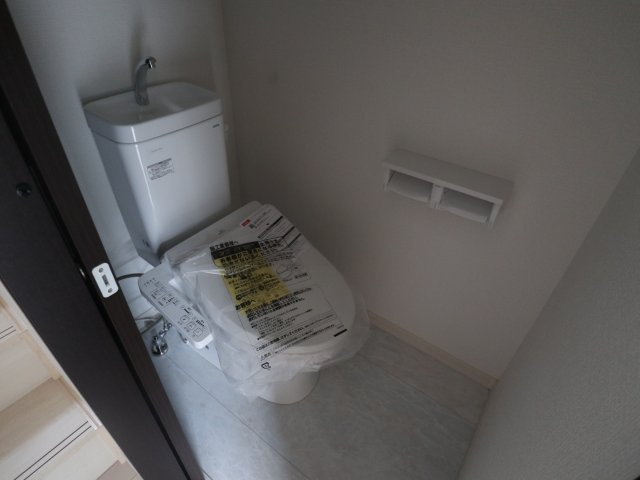 《仲介手数料無料》見沼区大字小深作682-1(全1戸)新築一戸建てサニータウンのトイレ|撮影日 2025年7月14日 16:15 晴れ