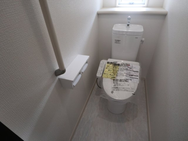 《仲介手数料無料》見沼区大字小深作682-1(全1戸)新築一戸建てサニータウンのトイレ|撮影日 2025年7月14日 16:15 晴れ