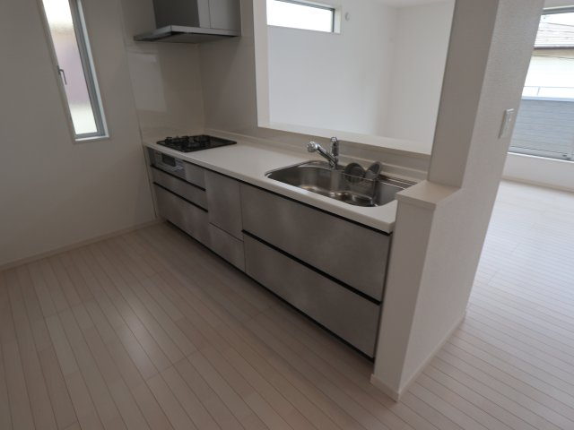 《仲介手数料無料》見沼区大字小深作682-1(全1戸)新築一戸建てサニータウンのキッチン|撮影日 2025年7月14日 16:15 晴れ