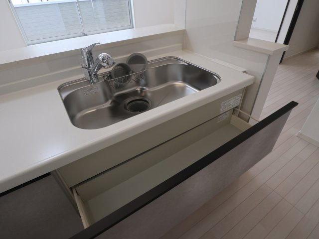 《仲介手数料無料》見沼区大字小深作682-1(全1戸)新築一戸建てサニータウンのキッチン|撮影日 2025年7月14日 16:15 晴れ