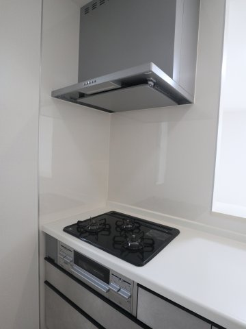 《仲介手数料無料》見沼区大字小深作682-1(全1戸)新築一戸建てサニータウンのキッチン|撮影日 2025年7月14日 16:15 晴れ