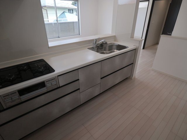 《仲介手数料無料》見沼区大字小深作682-1(全1戸)新築一戸建てサニータウンのキッチン|撮影日 2025年7月14日 16:15 晴れ