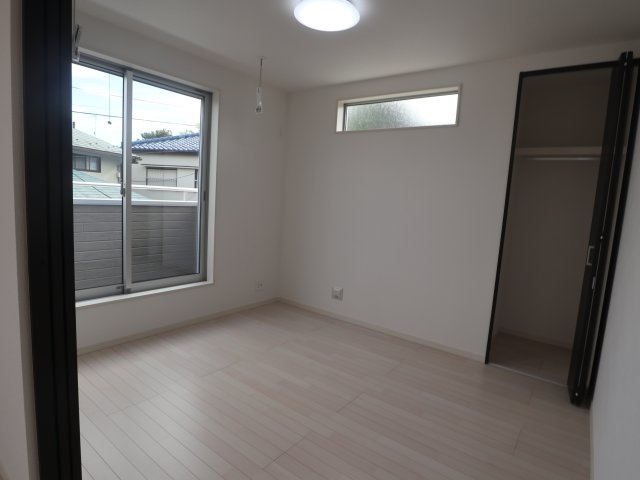 《仲介手数料無料》見沼区大字小深作682-1(全1戸)新築一戸建てサニータウンの洋室|撮影日 2025年7月14日 16:15 晴れ