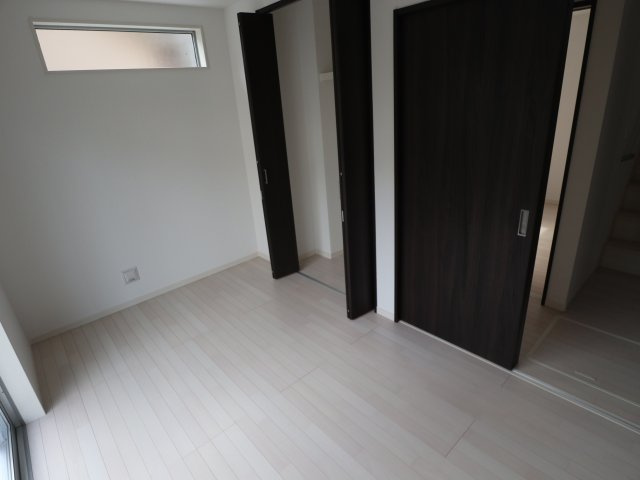 《仲介手数料無料》見沼区大字小深作682-1(全1戸)新築一戸建てサニータウンの洋室|撮影日 2025年7月14日 16:15 晴れ