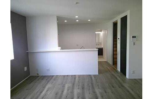 佐伯区三筋２丁目の居間・リビング|（６）家族の顔をみながら家事がはかどる対面式キッチン