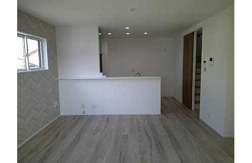 佐伯区三筋２丁目の居間・リビング|（5）外の目線が気にならない２階ＬＤＫ♪洗濯干しに便利なサンルームを備えた３階建