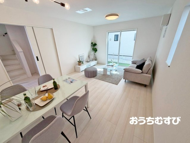 気噴町5丁目第1期(全2棟)の居間・リビング