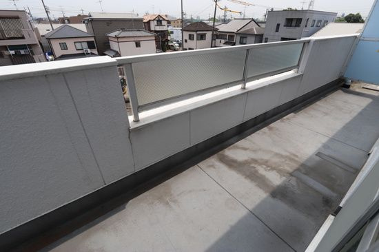 入場ハイツのバルコニー|外からの目が気にならないバルコニーで洗濯物が干せます